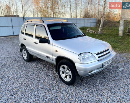 Серый Шевроле Нива, объемом двигателя 1.69 л и пробегом 270 тыс. км за 3350 $, фото 3 на Automoto.ua