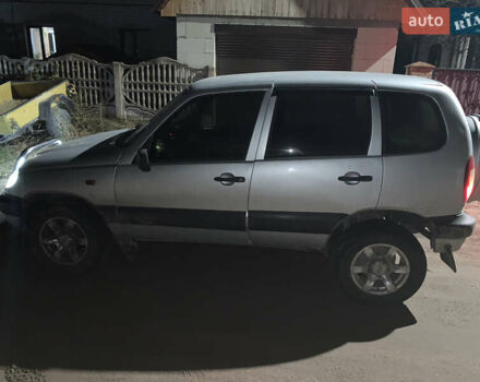 Серый Шевроле Нива, объемом двигателя 1.69 л и пробегом 175 тыс. км за 3000 $, фото 2 на Automoto.ua
