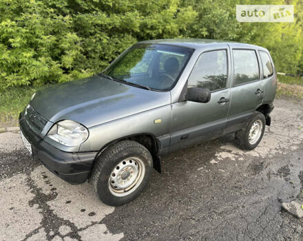 Серый Шевроле Нива, объемом двигателя 1.69 л и пробегом 195 тыс. км за 2400 $, фото 1 на Automoto.ua