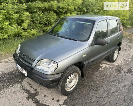 Серый Шевроле Нива, объемом двигателя 1.69 л и пробегом 195 тыс. км за 2400 $, фото 2 на Automoto.ua