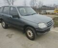 Серый Шевроле Нива, объемом двигателя 1.7 л и пробегом 379 тыс. км за 2145 $, фото 1 на Automoto.ua