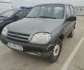 Серый Шевроле Нива, объемом двигателя 1.7 л и пробегом 379 тыс. км за 2145 $, фото 1 на Automoto.ua