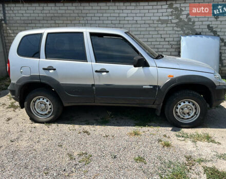 Серый Шевроле Нива, объемом двигателя 1.7 л и пробегом 370 тыс. км за 2850 $, фото 5 на Automoto.ua