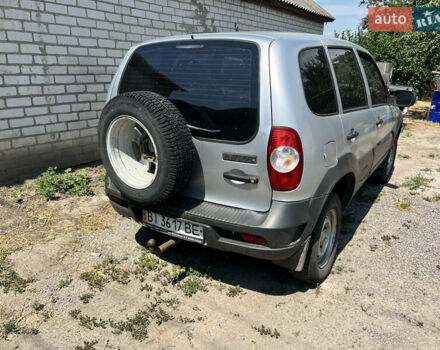 Серый Шевроле Нива, объемом двигателя 1.7 л и пробегом 370 тыс. км за 2850 $, фото 4 на Automoto.ua