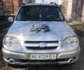 Серый Шевроле Нива, объемом двигателя 1.7 л и пробегом 250 тыс. км за 4500 $, фото 1 на Automoto.ua