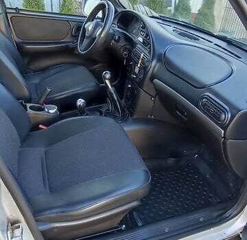 Серый Шевроле Нива, объемом двигателя 1.69 л и пробегом 140 тыс. км за 5500 $, фото 8 на Automoto.ua