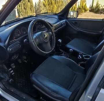 Серый Шевроле Нива, объемом двигателя 1.69 л и пробегом 140 тыс. км за 5500 $, фото 6 на Automoto.ua