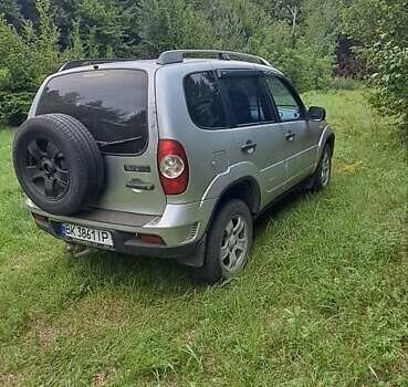 Серый Шевроле Нива, объемом двигателя 1.69 л и пробегом 100 тыс. км за 3800 $, фото 1 на Automoto.ua