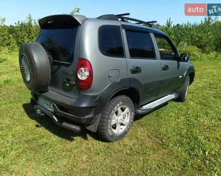 Сірий Шевроле Нива, об'ємом двигуна 1.69 л та пробігом 170 тис. км за 6000 $, фото 21 на Automoto.ua