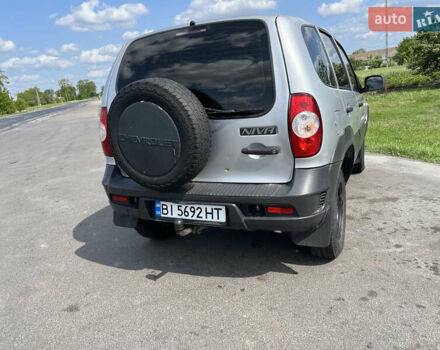 Серый Шевроле Нива, объемом двигателя 1.69 л и пробегом 157 тыс. км за 5000 $, фото 2 на Automoto.ua
