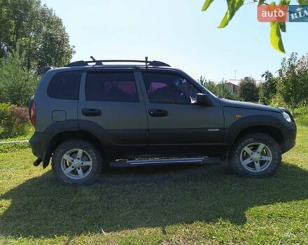 Сірий Шевроле Нива, об'ємом двигуна 1.69 л та пробігом 170 тис. км за 6000 $, фото 4 на Automoto.ua