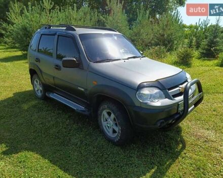 Сірий Шевроле Нива, об'ємом двигуна 1.69 л та пробігом 170 тис. км за 6000 $, фото 5 на Automoto.ua
