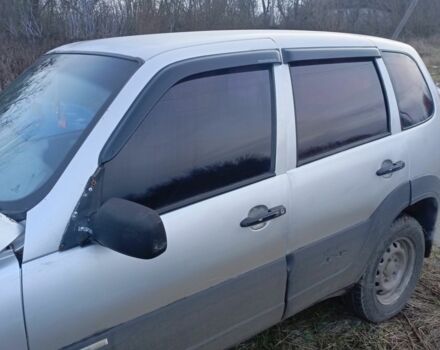 Серый Шевроле Нива, объемом двигателя 1.7 л и пробегом 500 тыс. км за 3500 $, фото 6 на Automoto.ua