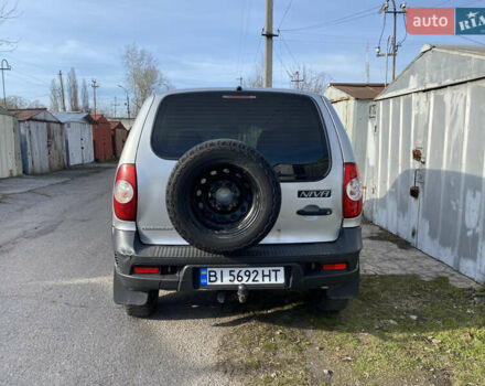 Серый Шевроле Нива, объемом двигателя 1.69 л и пробегом 157 тыс. км за 5000 $, фото 7 на Automoto.ua