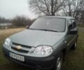 Серый Шевроле Нива, объемом двигателя 1.69 л и пробегом 157 тыс. км за 5500 $, фото 1 на Automoto.ua