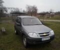 Серый Шевроле Нива, объемом двигателя 1.7 л и пробегом 157 тыс. км за 5500 $, фото 2 на Automoto.ua