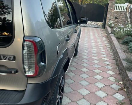 Серый Шевроле Нива, объемом двигателя 1.69 л и пробегом 125 тыс. км за 8500 $, фото 5 на Automoto.ua