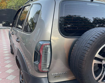 Серый Шевроле Нива, объемом двигателя 1.69 л и пробегом 125 тыс. км за 8500 $, фото 4 на Automoto.ua