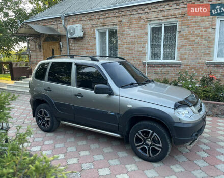 Серый Шевроле Нива, объемом двигателя 1.69 л и пробегом 125 тыс. км за 8500 $, фото 7 на Automoto.ua