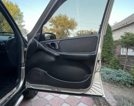 Серый Шевроле Нива, объемом двигателя 1.69 л и пробегом 125 тыс. км за 8500 $, фото 22 на Automoto.ua