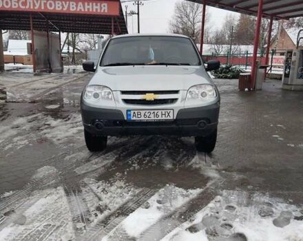 Серый Шевроле Нива, объемом двигателя 1.7 л и пробегом 110 тыс. км за 8000 $, фото 6 на Automoto.ua