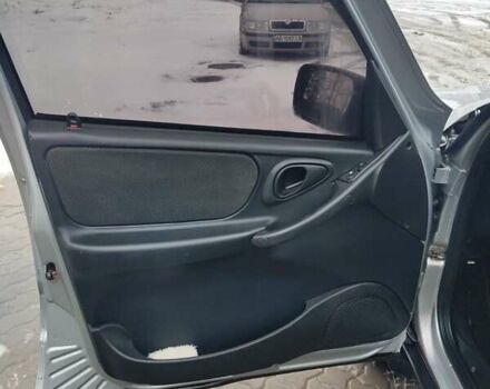 Серый Шевроле Нива, объемом двигателя 1.7 л и пробегом 110 тыс. км за 8000 $, фото 8 на Automoto.ua