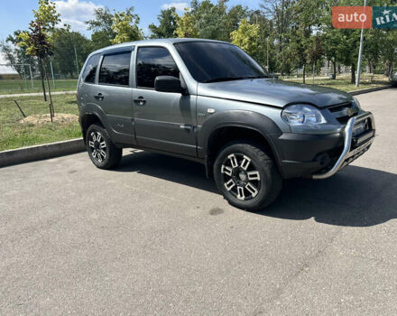 Серый Шевроле Нива, объемом двигателя 1.69 л и пробегом 118 тыс. км за 5700 $, фото 1 на Automoto.ua
