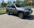 Серый Шевроле Нива, объемом двигателя 1.69 л и пробегом 118 тыс. км за 5700 $, фото 1 на Automoto.ua