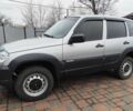 Сірий Шевроле Нива, об'ємом двигуна 1.7 л та пробігом 150 тис. км за 5900 $, фото 1 на Automoto.ua