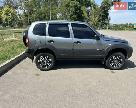 Серый Шевроле Нива, объемом двигателя 1.69 л и пробегом 118 тыс. км за 5700 $, фото 2 на Automoto.ua