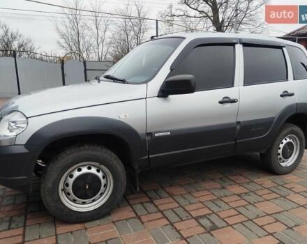Серый Шевроле Нива, объемом двигателя 1.69 л и пробегом 180 тыс. км за 5900 $, фото 2 на Automoto.ua
