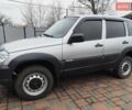 Серый Шевроле Нива, объемом двигателя 1.69 л и пробегом 180 тыс. км за 5900 $, фото 2 на Automoto.ua