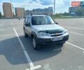 Серый Шевроле Нива, объемом двигателя 1.7 л и пробегом 86 тыс. км за 6000 $, фото 1 на Automoto.ua