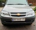 Серый Шевроле Нива, объемом двигателя 1.69 л и пробегом 140 тыс. км за 5700 $, фото 1 на Automoto.ua