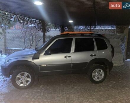 Серый Шевроле Нива, объемом двигателя 1.7 л и пробегом 87 тыс. км за 7500 $, фото 3 на Automoto.ua