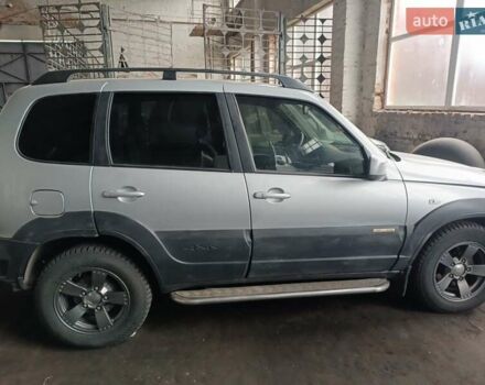 Серый Шевроле Нива, объемом двигателя 1.7 л и пробегом 110 тыс. км за 7000 $, фото 3 на Automoto.ua