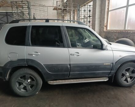 Серый Шевроле Нива, объемом двигателя 1.7 л и пробегом 110 тыс. км за 7000 $, фото 5 на Automoto.ua