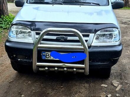 Шевроле Нива 2004 в Тростянец на Automoto.ua Серый Шевроле Нива, объемом двигателя 1.7 л и пробегом 150 тыс. км за 3300 $, фото 1 на Automoto.ua