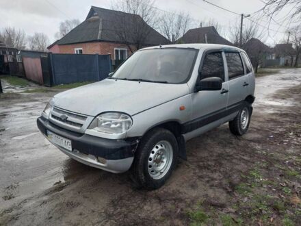 Серый Шевроле Нива, объемом двигателя 1.9 л и пробегом 205 тыс. км за 3000 $, фото 1 на Automoto.ua