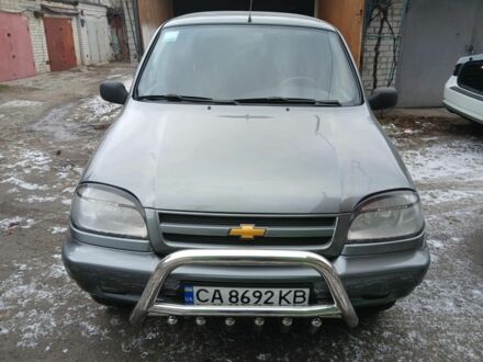 Шевроле Нива 2004 в Черкассах на Automoto.ua Серый Шевроле Нива, объемом двигателя 1.7 л и пробегом 119 тыс. км за 4100 $, фото 1 на Automoto.ua