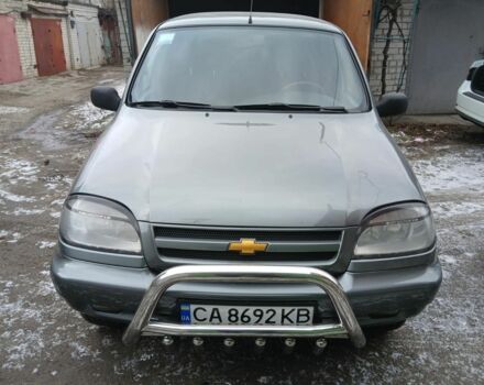 Шевроле Нива 2004 в Черкассах на Automoto.ua Серый Шевроле Нива, объемом двигателя 1.7 л и пробегом 119 тыс. км за 4100 $, фото 1 на Automoto.ua