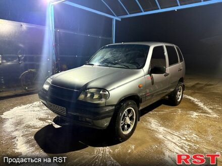 Серый Шевроле Нива, объемом двигателя 1.7 л и пробегом 150 тыс. км за 3850 $, фото 1 на Automoto.ua