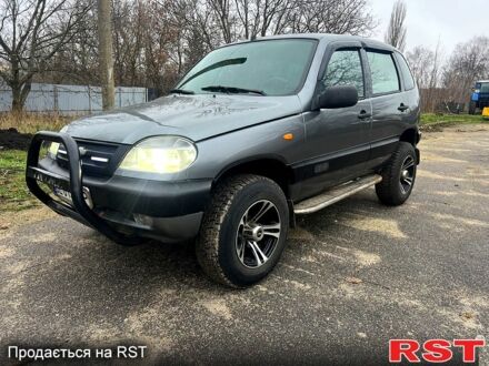 Серый Шевроле Нива, объемом двигателя 1.7 л и пробегом 195 тыс. км за 3300 $, фото 1 на Automoto.ua