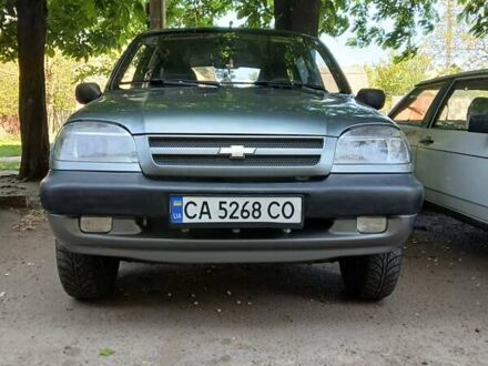 Серый Шевроле Нива, объемом двигателя 1.69 л и пробегом 148 тыс. км за 3500 $, фото 1 на Automoto.ua