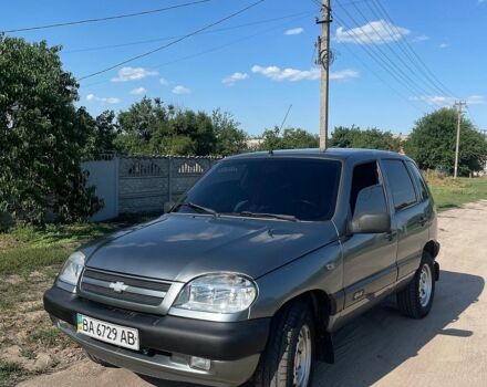 Серый Шевроле Нива, объемом двигателя 1.69 л и пробегом 200 тыс. км за 3300 $, фото 1 на Automoto.ua