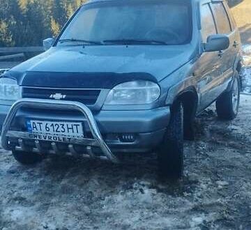 Шевроле Нива 2006 у Верховине на Automoto.ua Сірий Шевроле Нива, об'ємом двигуна 1.7 л та пробігом 230 тис. км за 3100 $, фото 1 на Automoto.ua