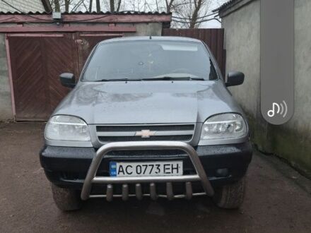 Сірий Шевроле Нива, об'ємом двигуна 1 л та пробігом 100 тис. км за 3000 $, фото 1 на Automoto.ua