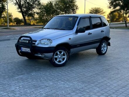 Серый Шевроле Нива, объемом двигателя 1.7 л и пробегом 210 тыс. км за 3500 $, фото 1 на Automoto.ua