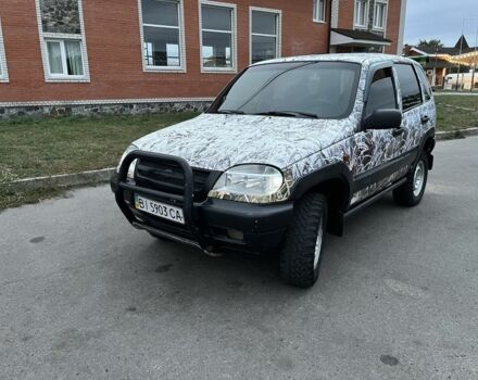 Серый Шевроле Нива, объемом двигателя 1.7 л и пробегом 300 тыс. км за 3750 $, фото 1 на Automoto.ua
