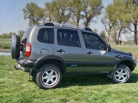 Шевроле Нива 2006 у Бахмаче на Automoto.ua Сірий Шевроле Нива, об'ємом двигуна 1.7 л та пробігом 305 тис. км за 3800 $, фото 1 на Automoto.ua